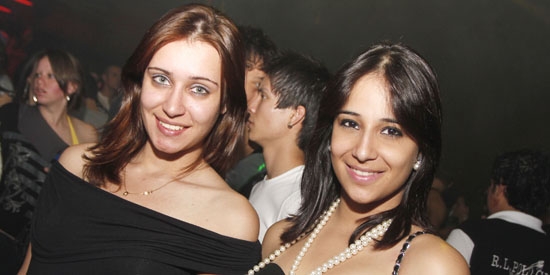 Rafaela Moraes e Fernanda Moraes em festa bacana